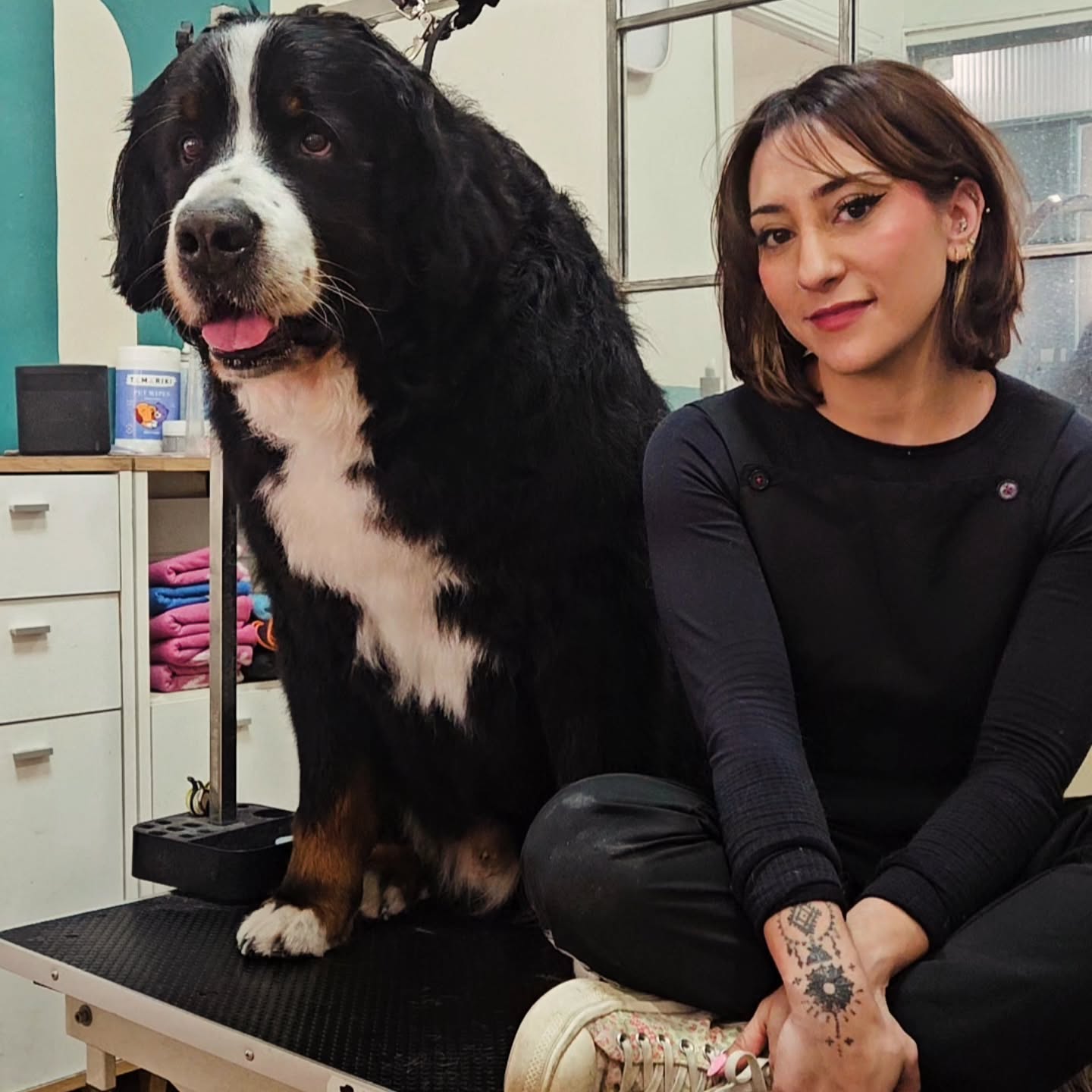Isa, groomer de Perreo Estética Canina, junto a Levy